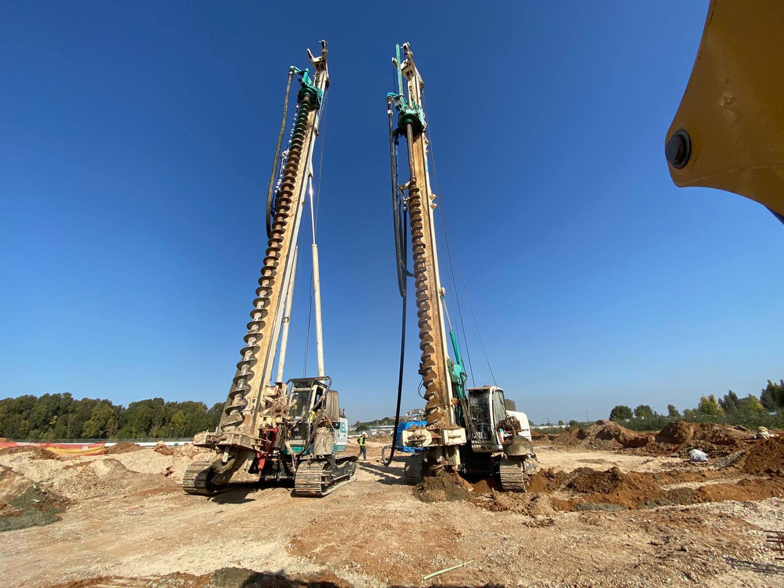 מכונת קידוח B300 של דנאל קידוחים בעבודה באתר בנייה