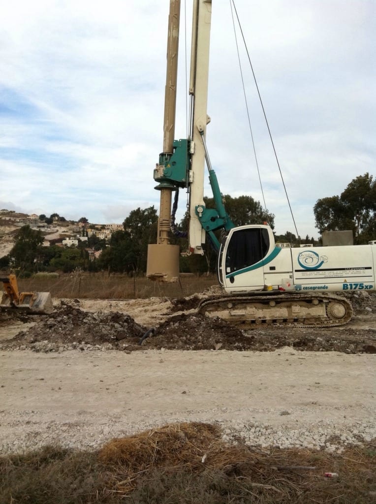 עבודת קידוח של דנאל קידוחים באתר בנייה