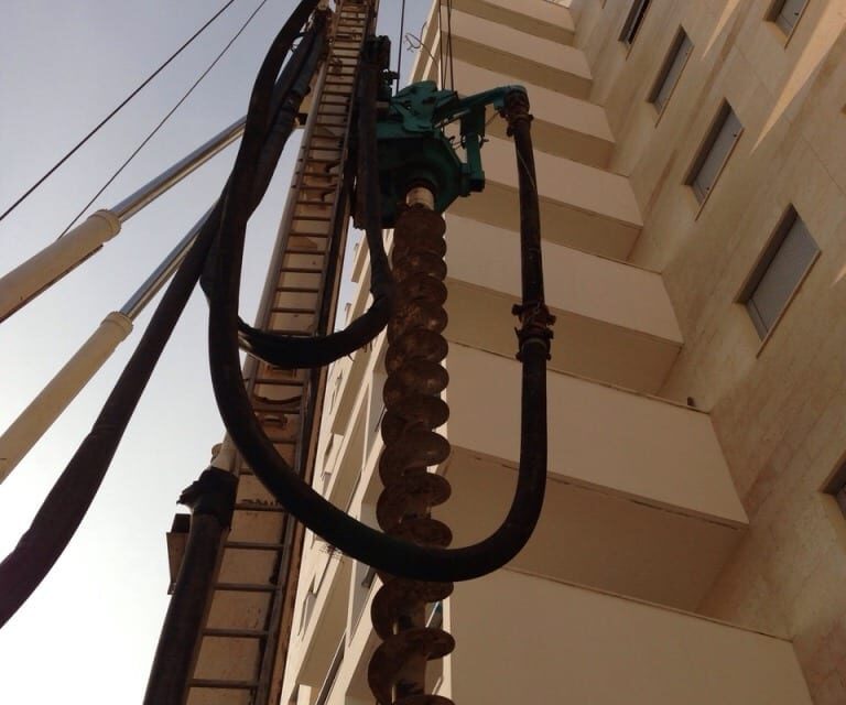 עבודת קידוח כלונסאות של דנאל קידוחים באתר בנייה