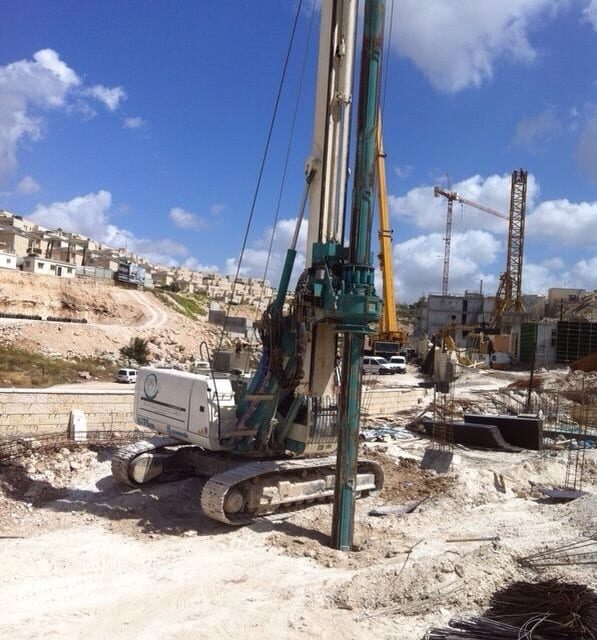 עבודת קידוח כלונסאות של דנאל קידוחים באתר בנייה