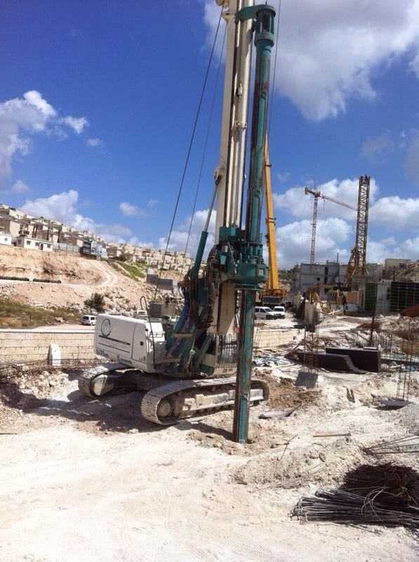 עבודת קידוח של דנאל קידוחים באתר בנייה