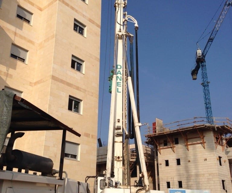 עבודת קידוח כלונסאות של דנאל קידוחים באתר בנייה