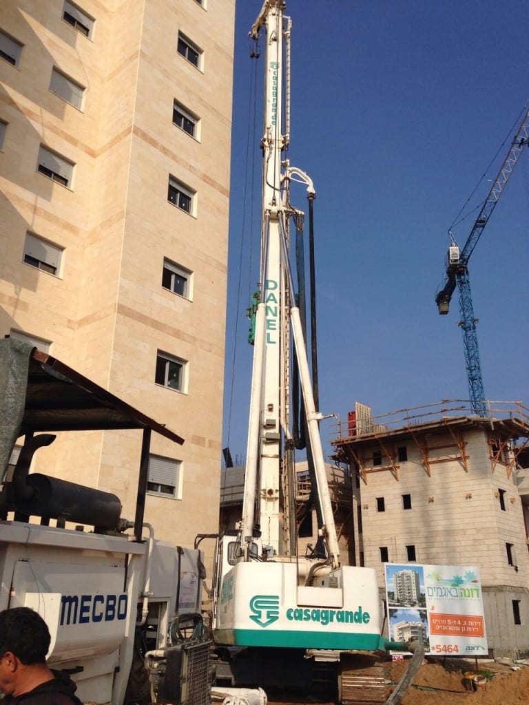 עבודת קידוח של דנאל קידוחים באתר בנייה