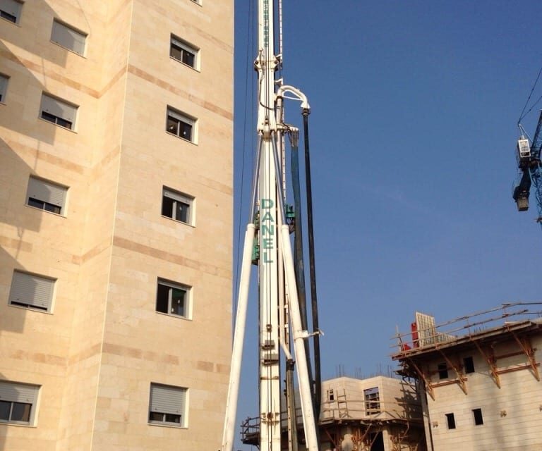 עבודת קידוח כלונסאות של דנאל קידוחים באתר בנייה